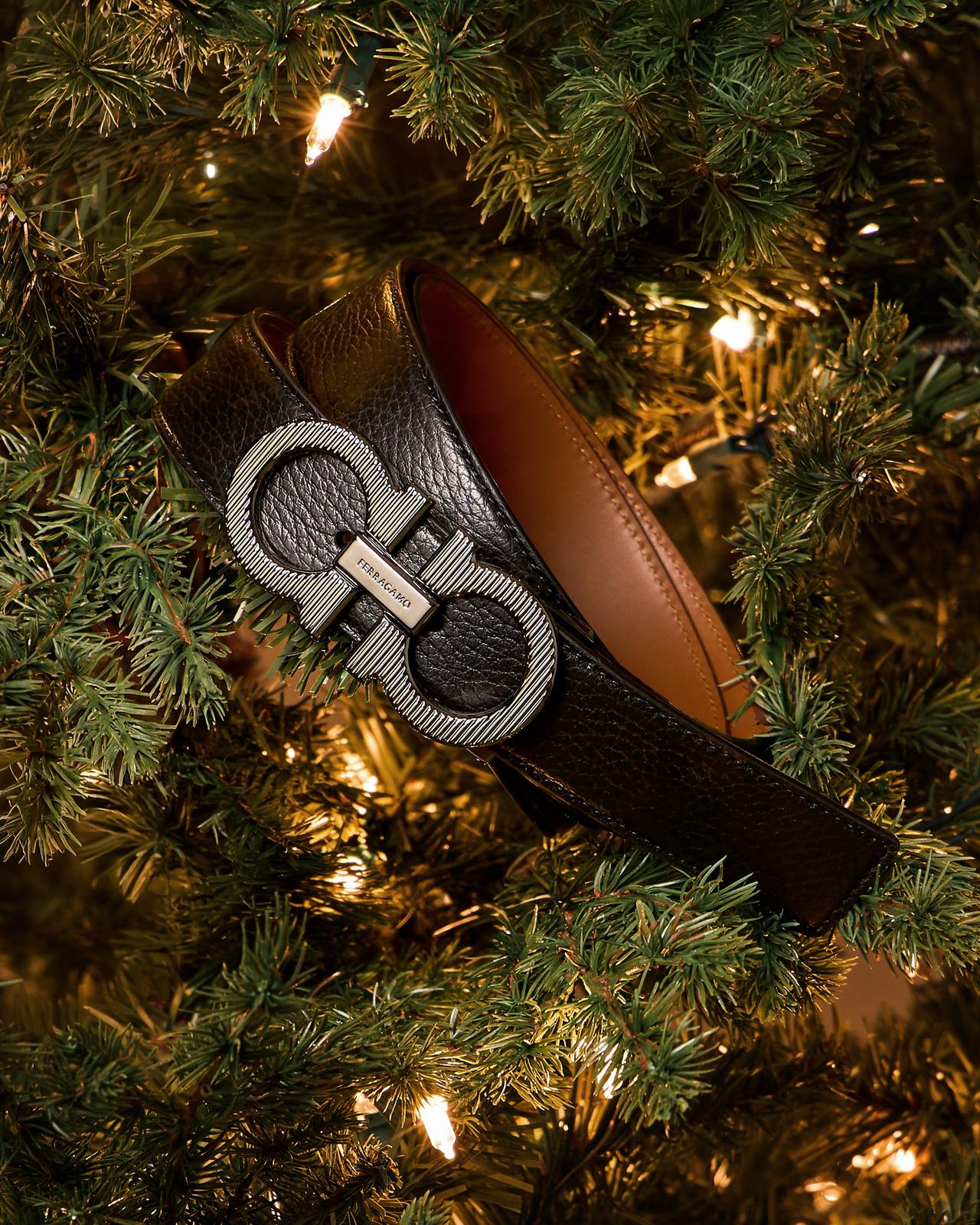 Une ceinture réversible Ferragamo ornant un arbre des Fêtes