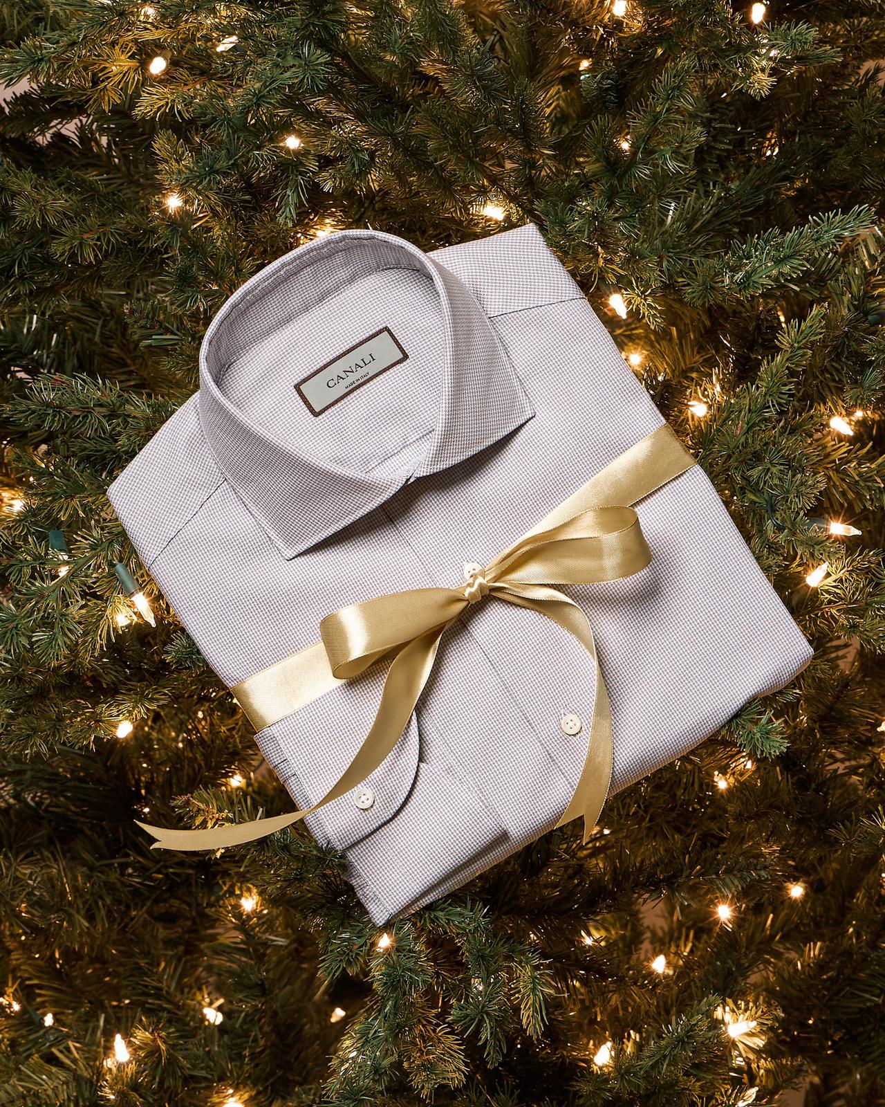 Une chemise habillée grise Canali, emballée cadeau avec un ruban
