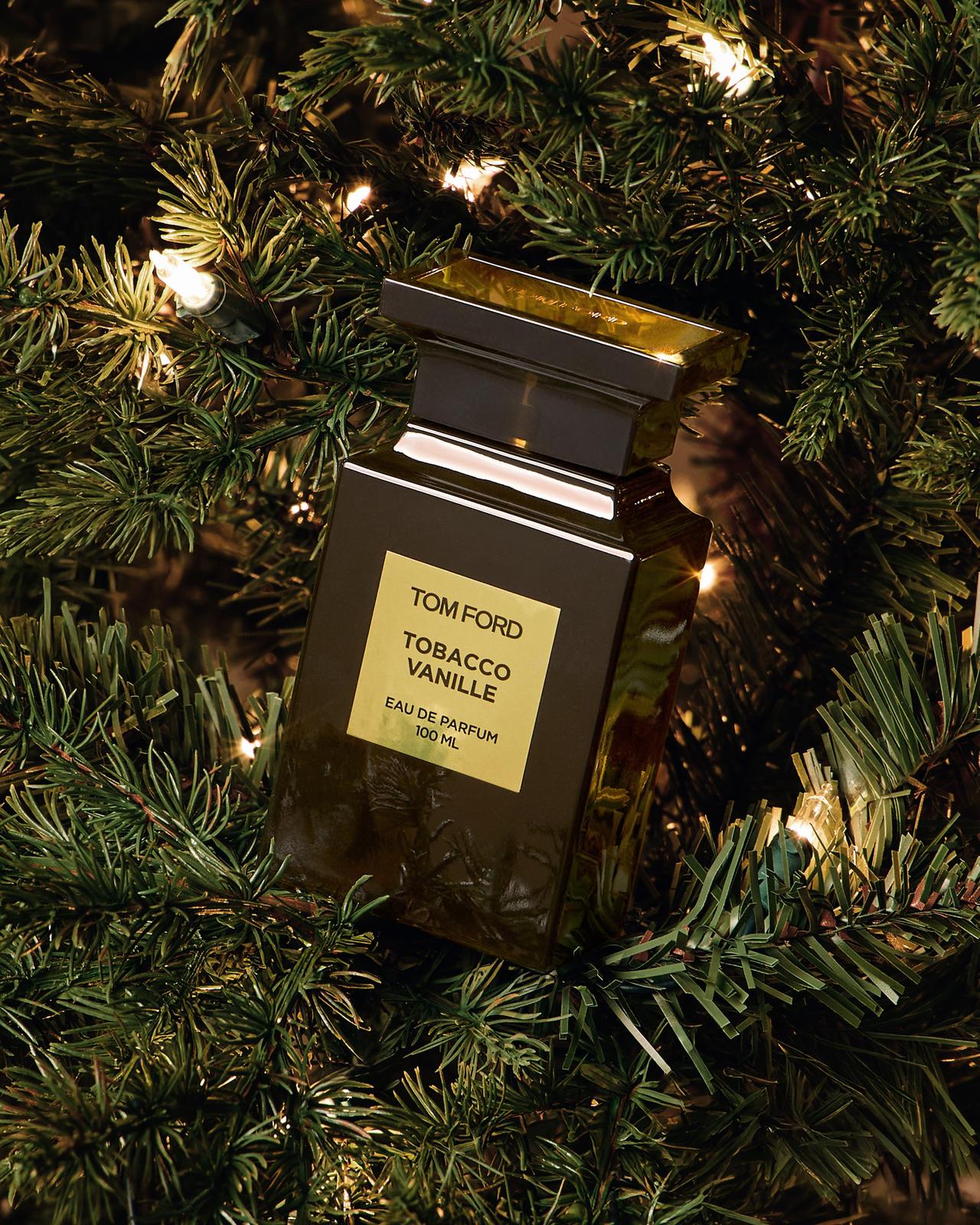 Un flacon de parfum TOM FORD suspendu à un arbre des Fêtes