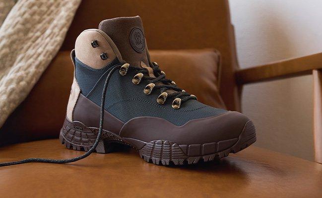 Une paire de bottes brunes