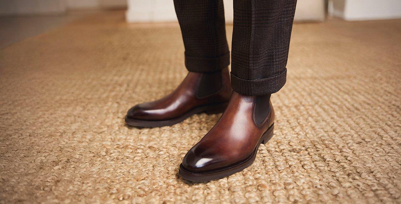 Une paire de bottes brunes