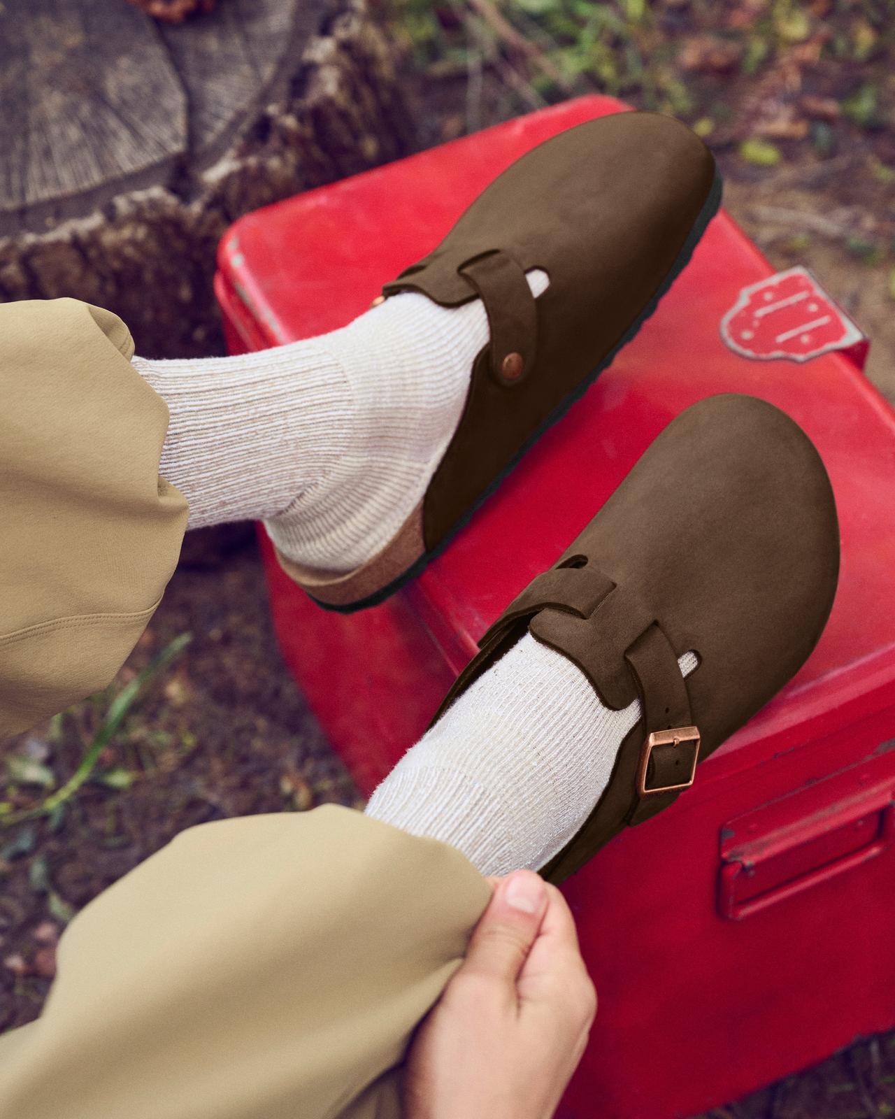 pieds masculins portant des chaussettes Birkenstock à l'extérieur