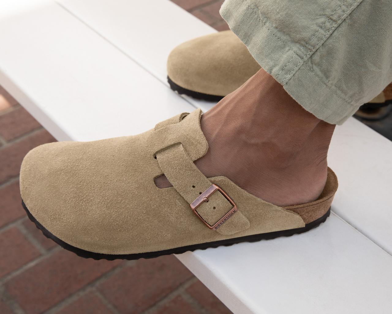 pieds d'homme dans des chaussures Birkenstock