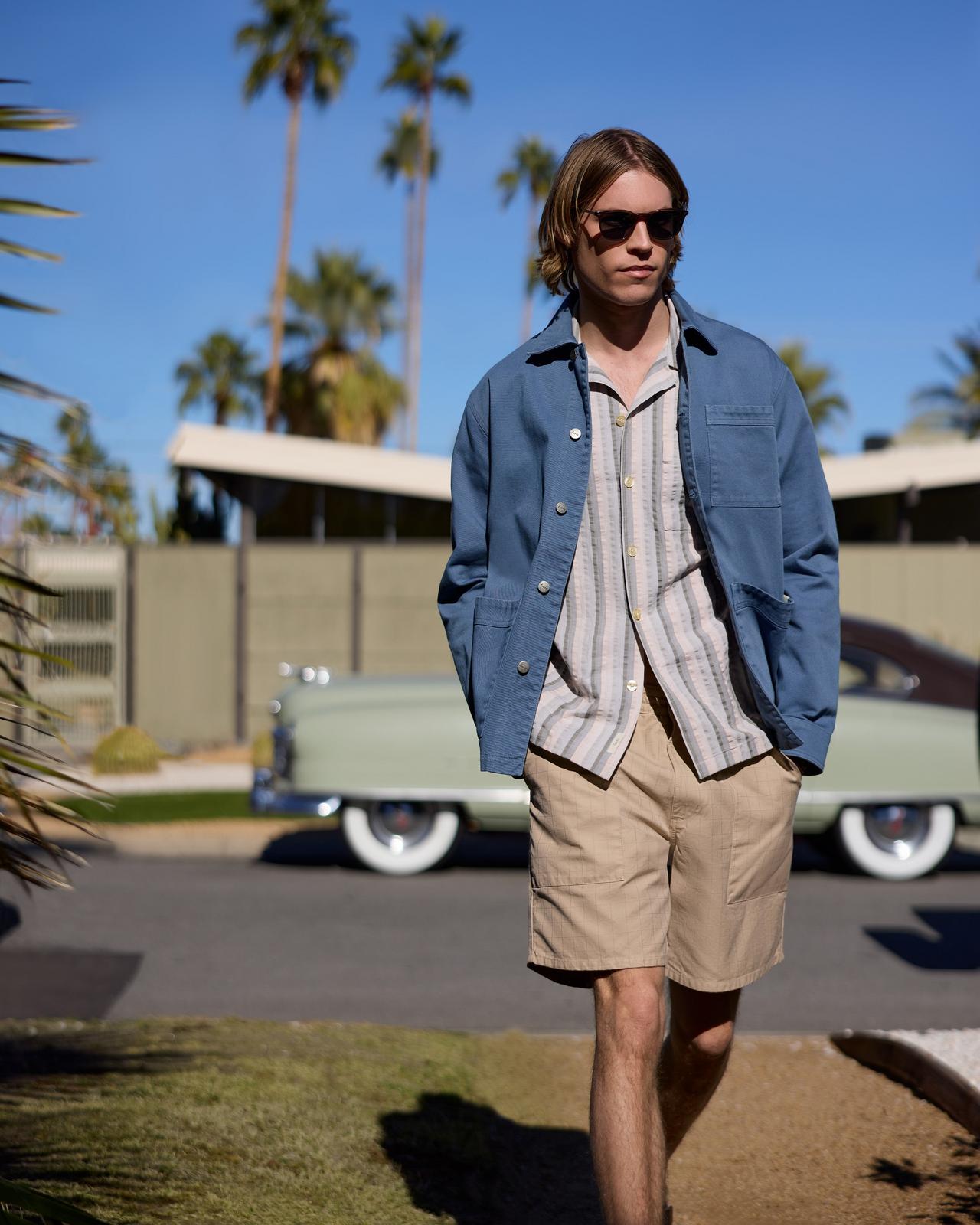 un homme portant des lunettes de soleil et une veste bleue à Palm Springs