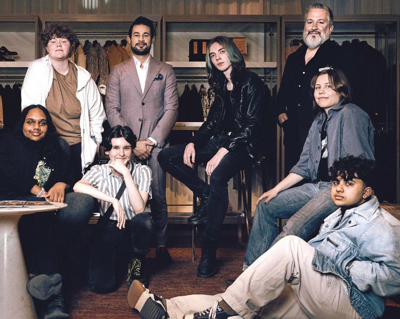 un groupe prenant une photo