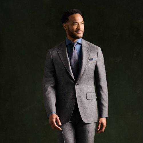 Mannequin masculin portant un complet gris Canali