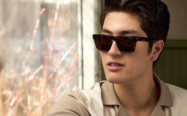 Un mannequin masculin portant des lunettes de soleil symbolisant des lunettes