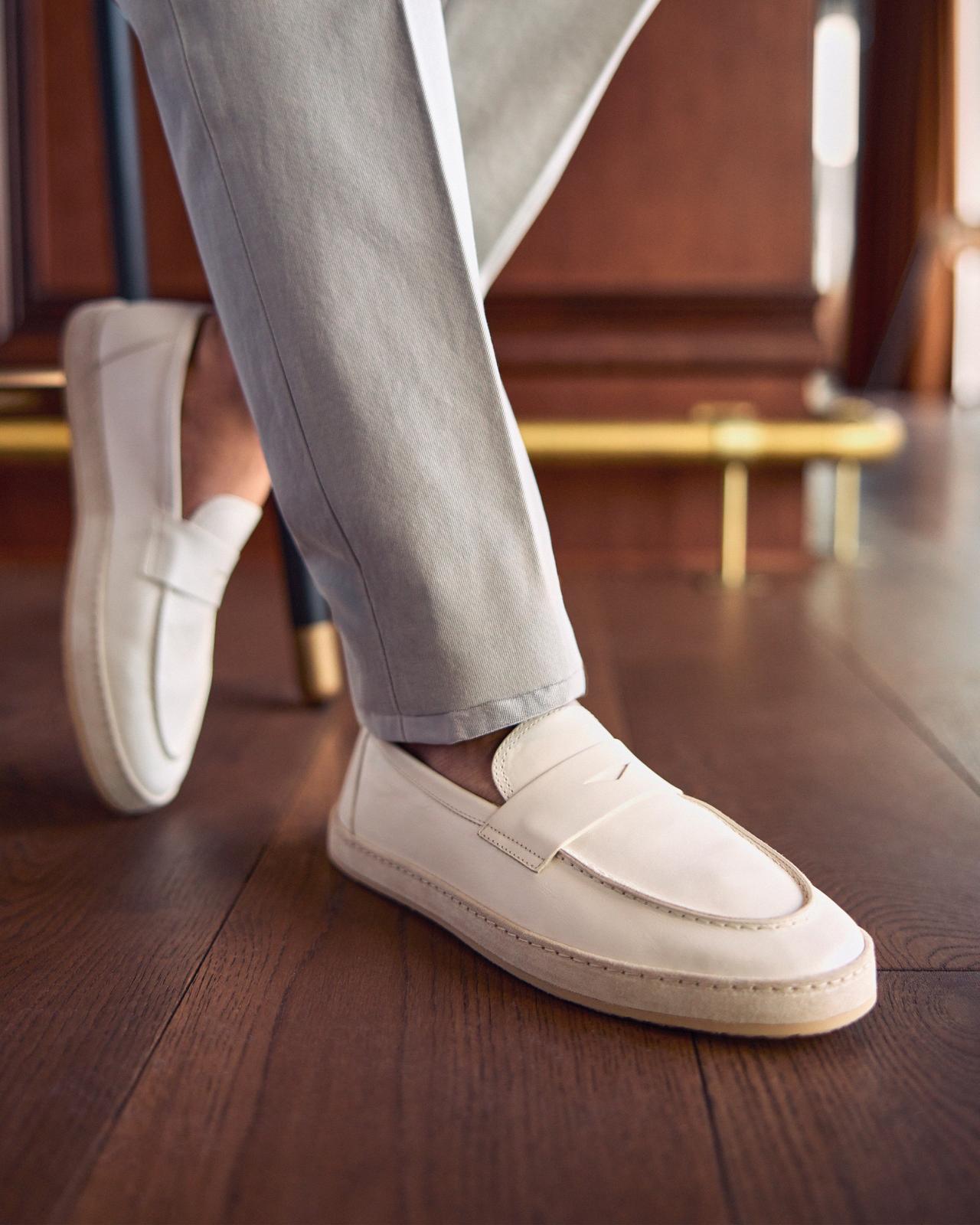 Un homme portant des mocassins crème