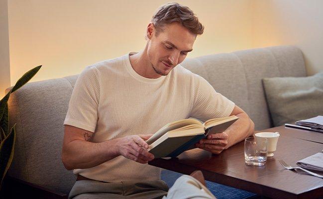 Modèle masculin portant un t-shirt représentant les essentiels du style