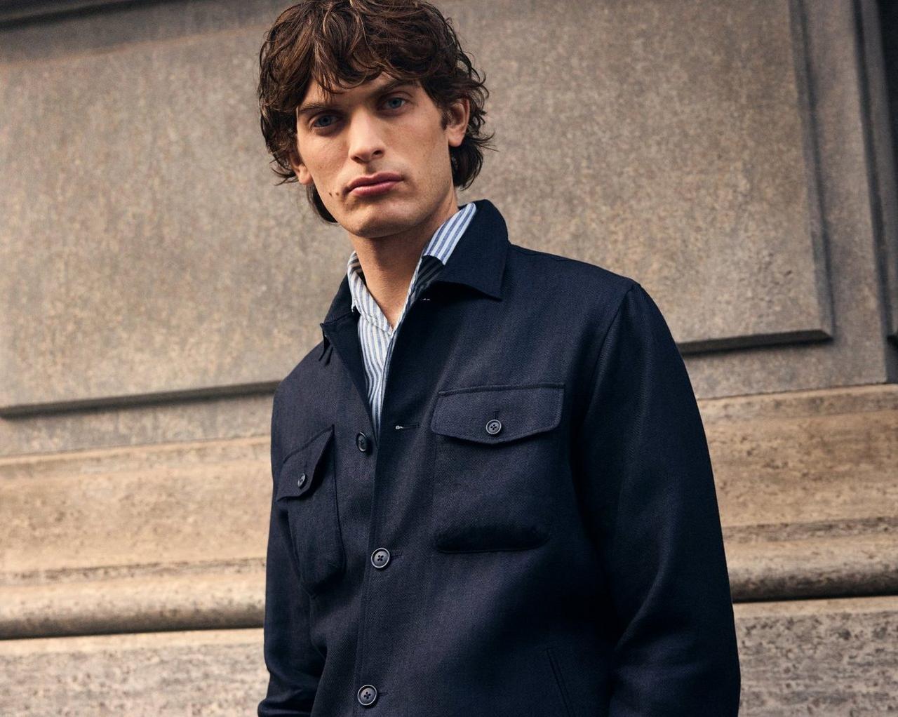Un homme portant une surchemise bleu marine avec une chemise à rayures blanches et bleues