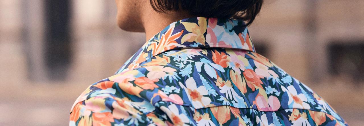 Un homme portant une chemise à imprimé floral multicolore