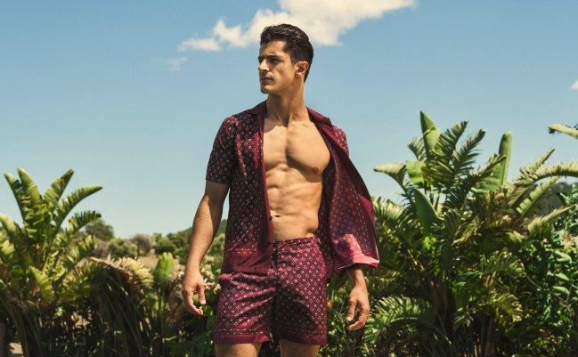 Un homme portant une chemise et un short brun rougeâtre