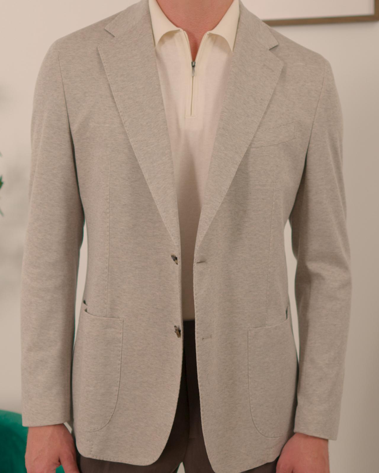 Male model wearing a mélange beige sport jacket