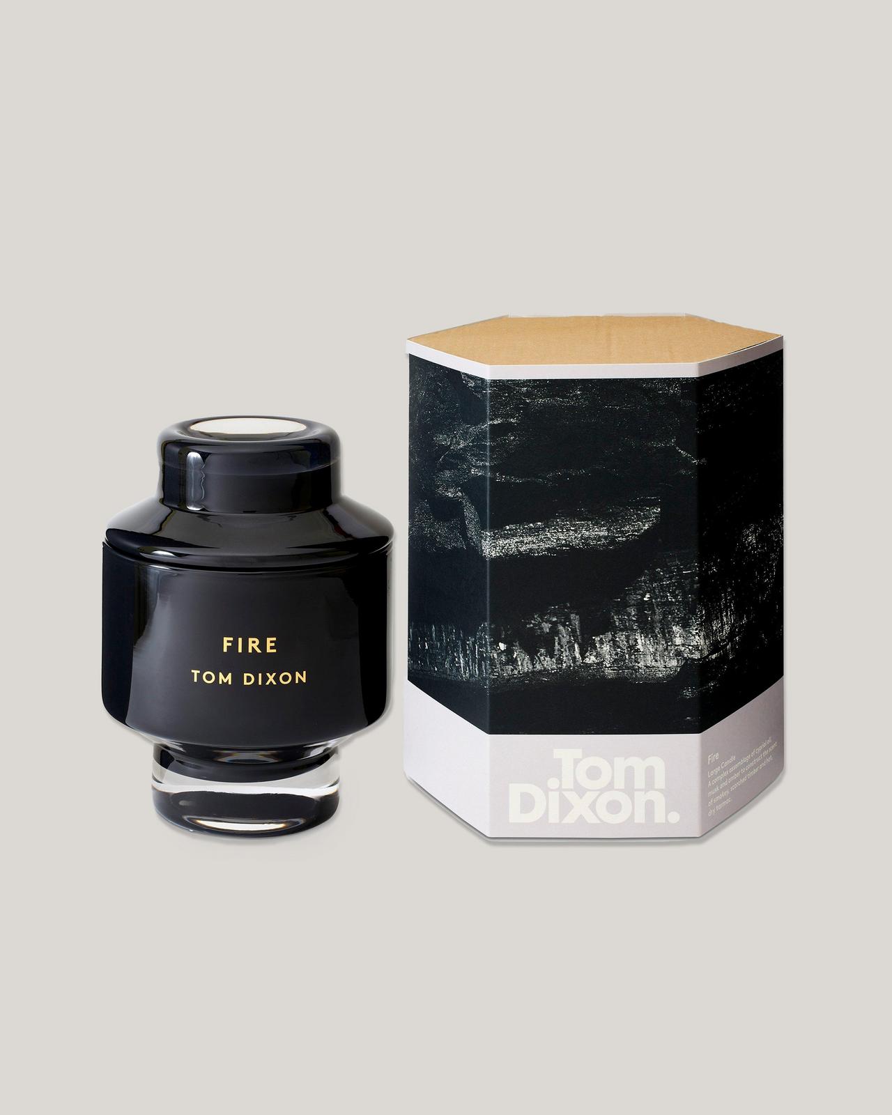 Bougie parfumée rouge Tom Dixon avec fragrance de feu.