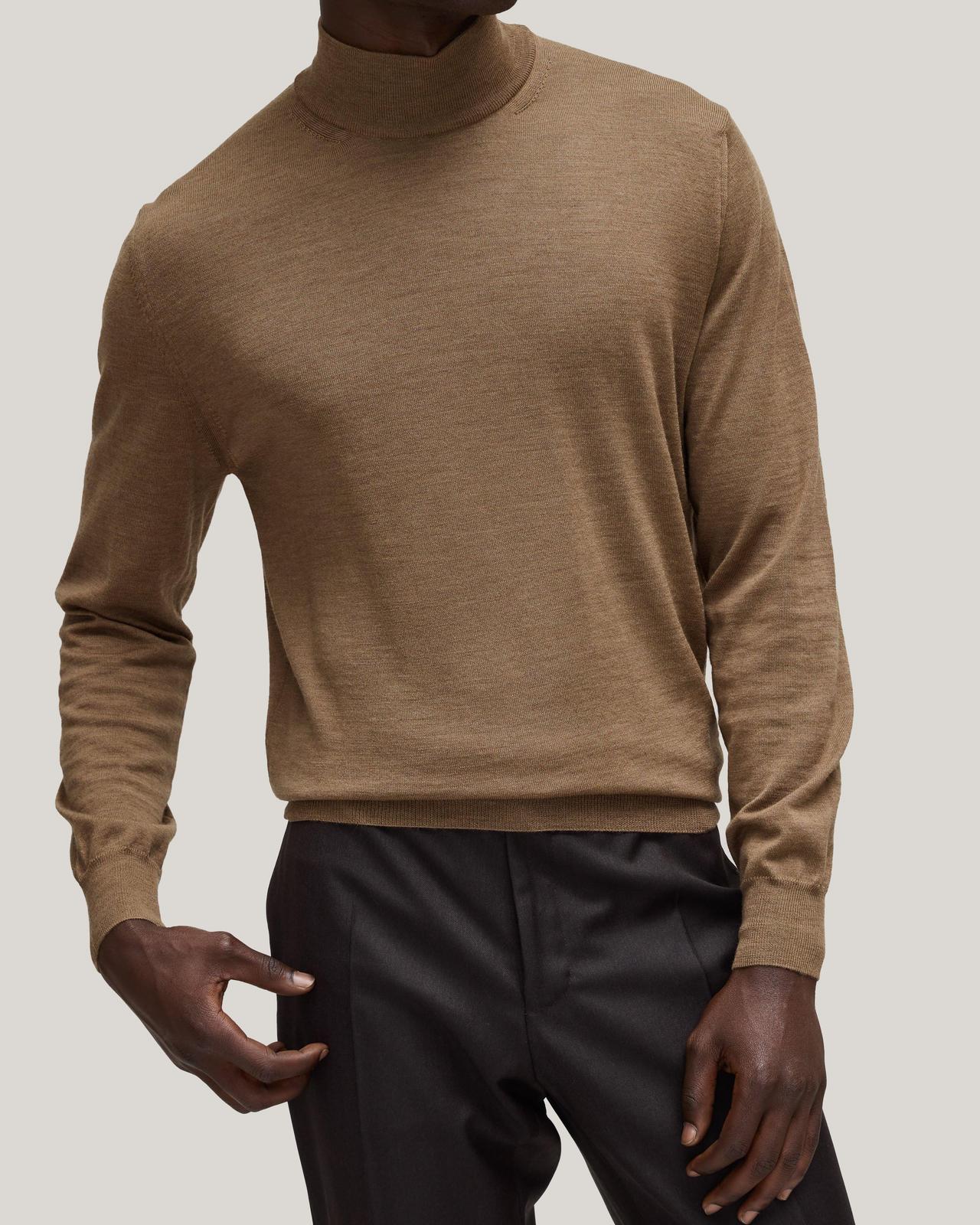 Mannequin masculin dans le pull en laine mérinos beige clair de Canali.