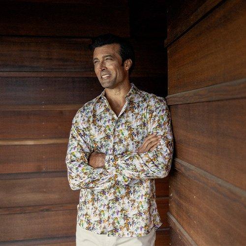 Un homme portant une chemise à manches longues à imprimé floral Robert Talbott