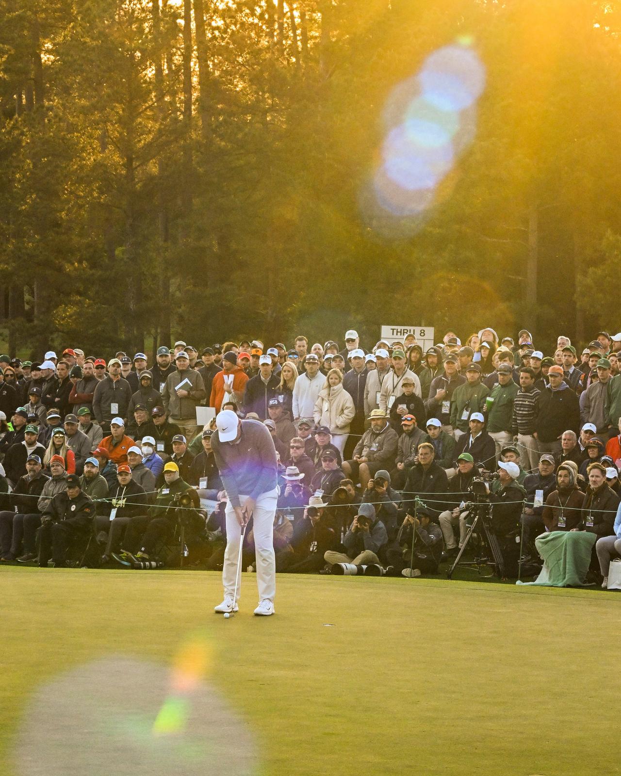 Un homme jouant au golf au Masters