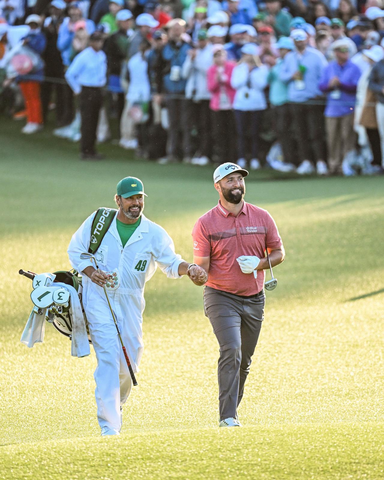 Deux gars sur le parcours de golf au Masters
