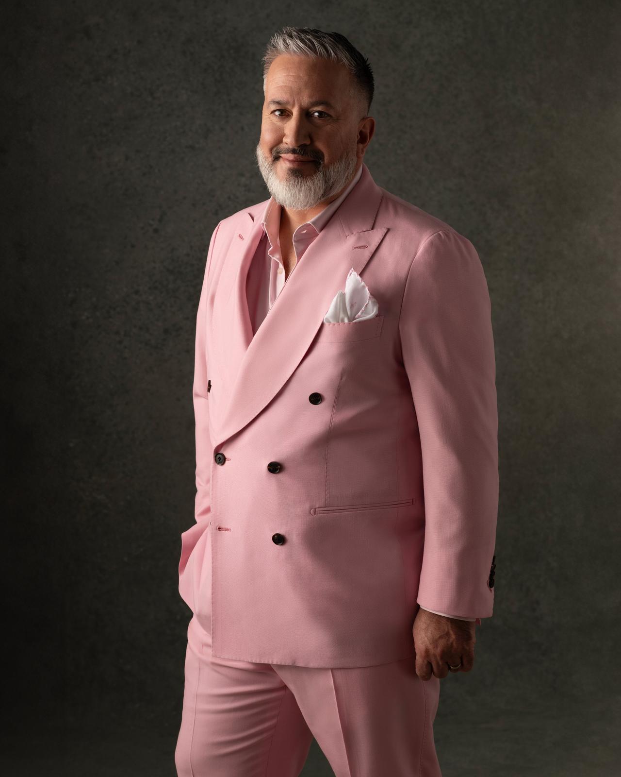 Un homme vêtu d'un costume rose