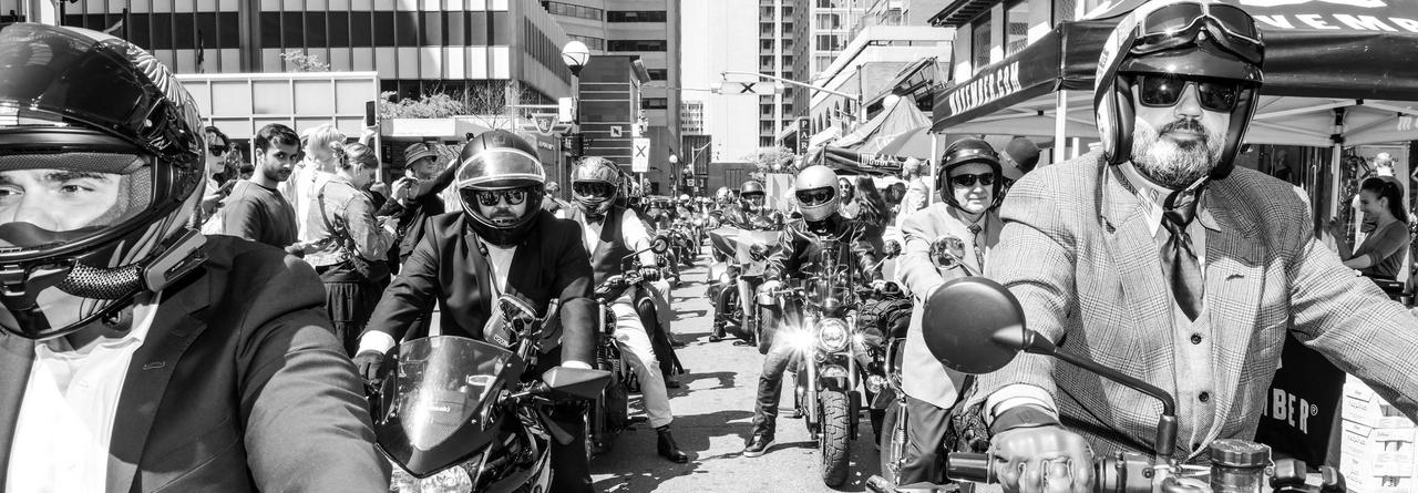 groupe de messieurs à moto dans la ville