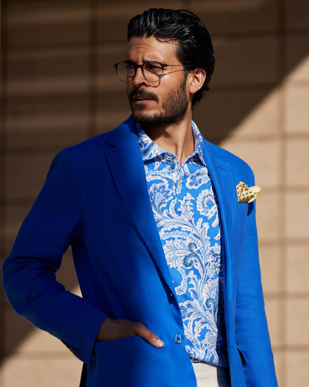 Homme portant une veste de sport en lin bleu et une chemise habillée