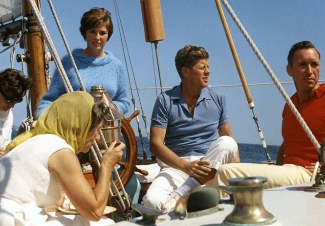 JFK sur son voilier Victura, 1962.