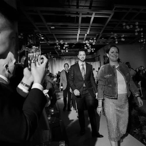 Photo en noir et blanc d'un homme portant une veste de sport à motifs