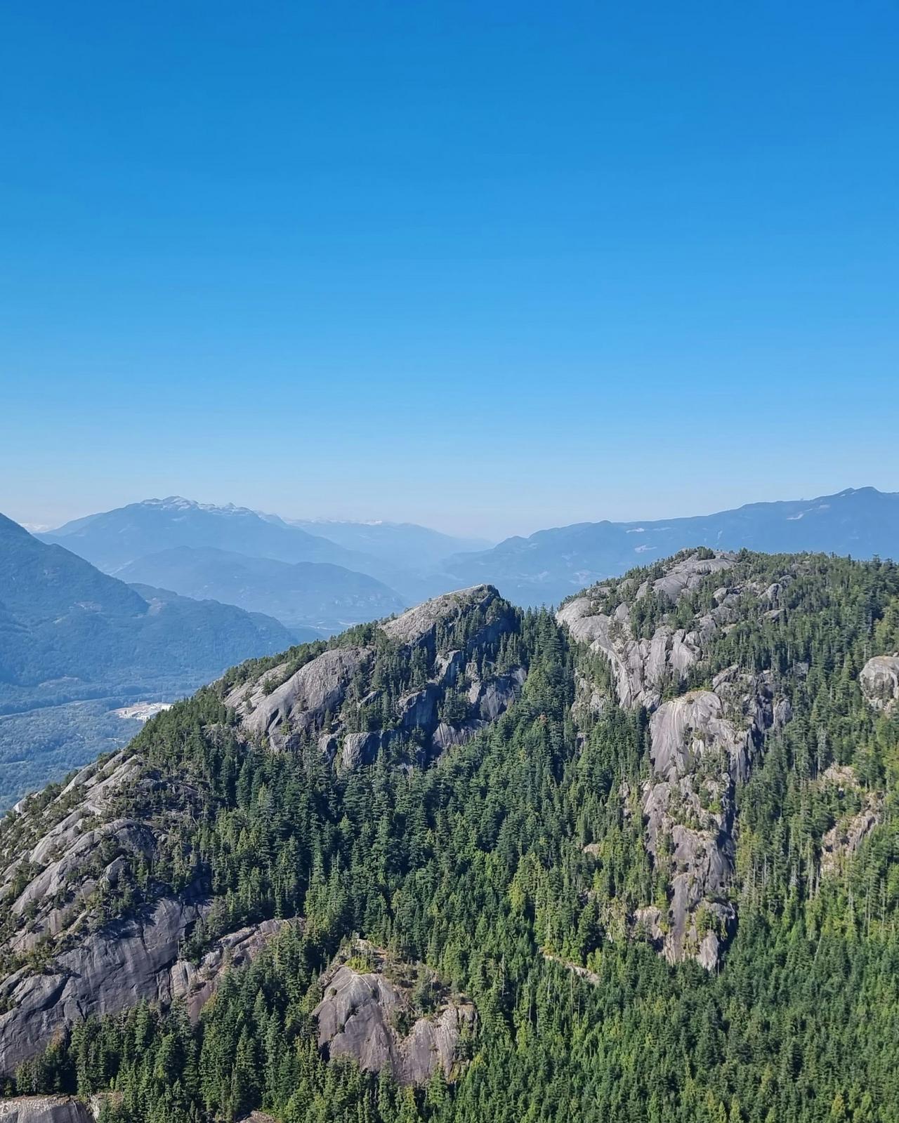 Les sommets de granit et la forêt dense du parc provincial Stawamus Chief, en Colombie-Britannique