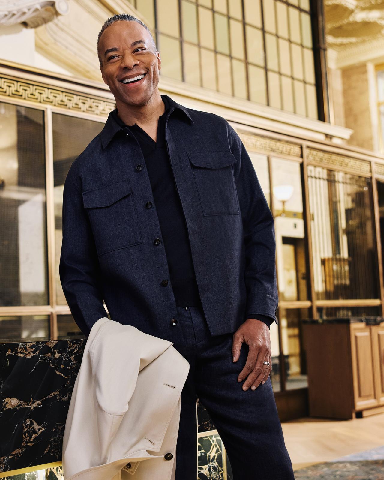 Un homme portant une surchemise bleu foncé avec un t-shirt bleu marine foncé