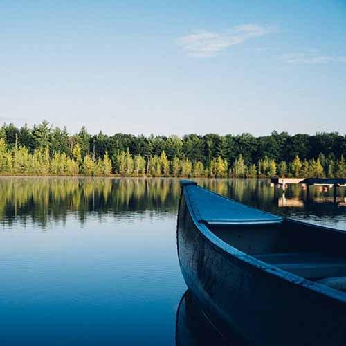 bateau dans le lac avec vue panoramique sur la nature