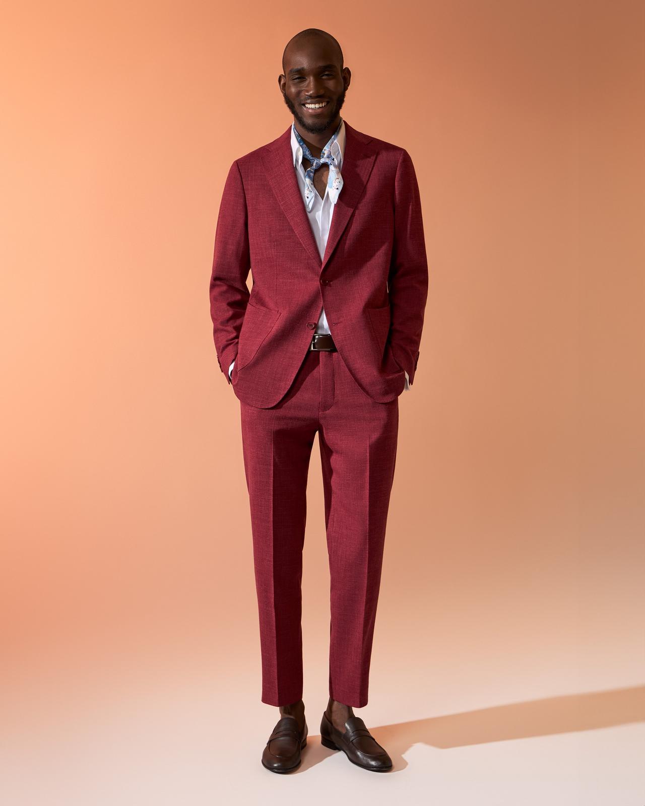 Mannequin masculin portant un costume rouge