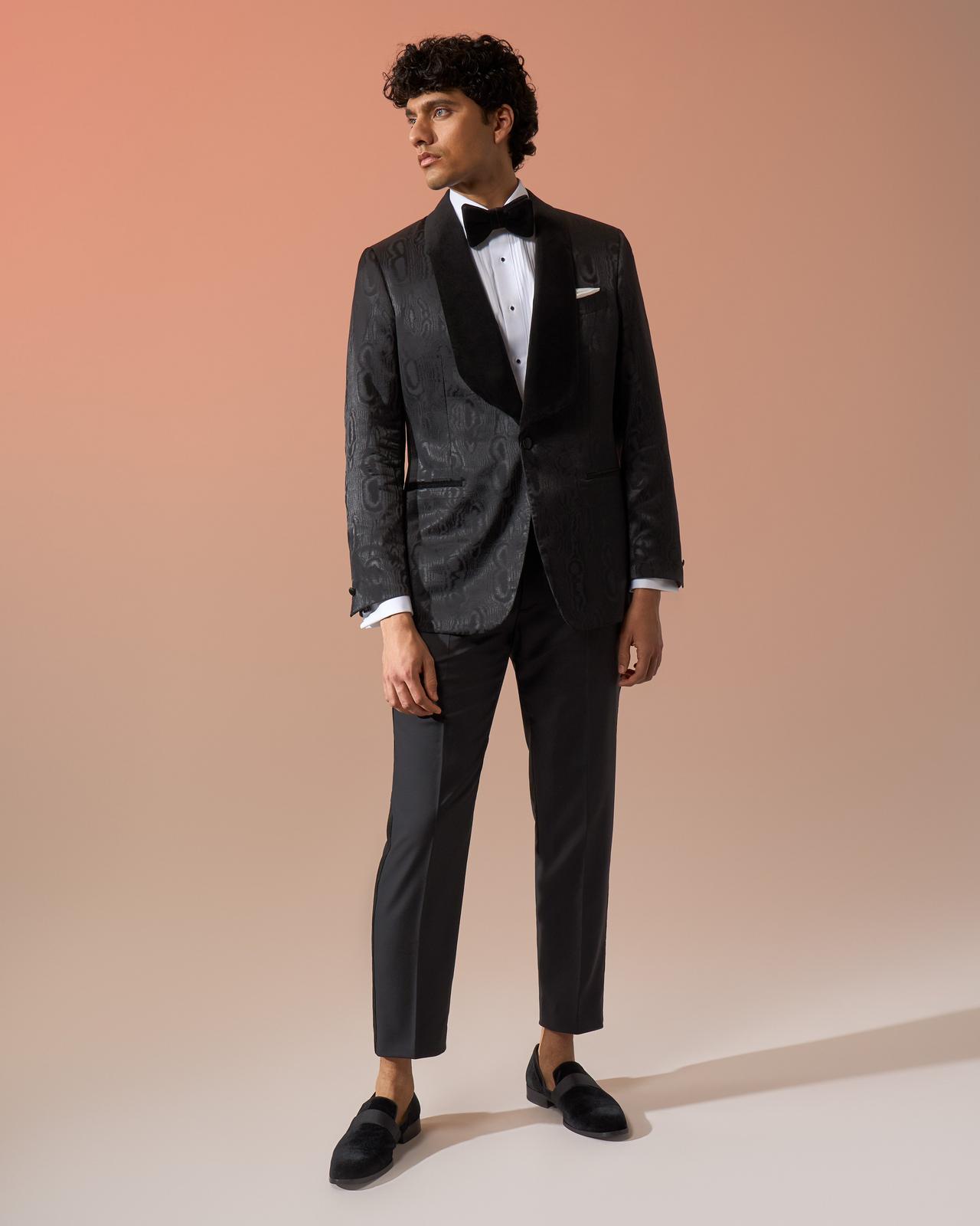 Modèle masculin portant un smoking noir