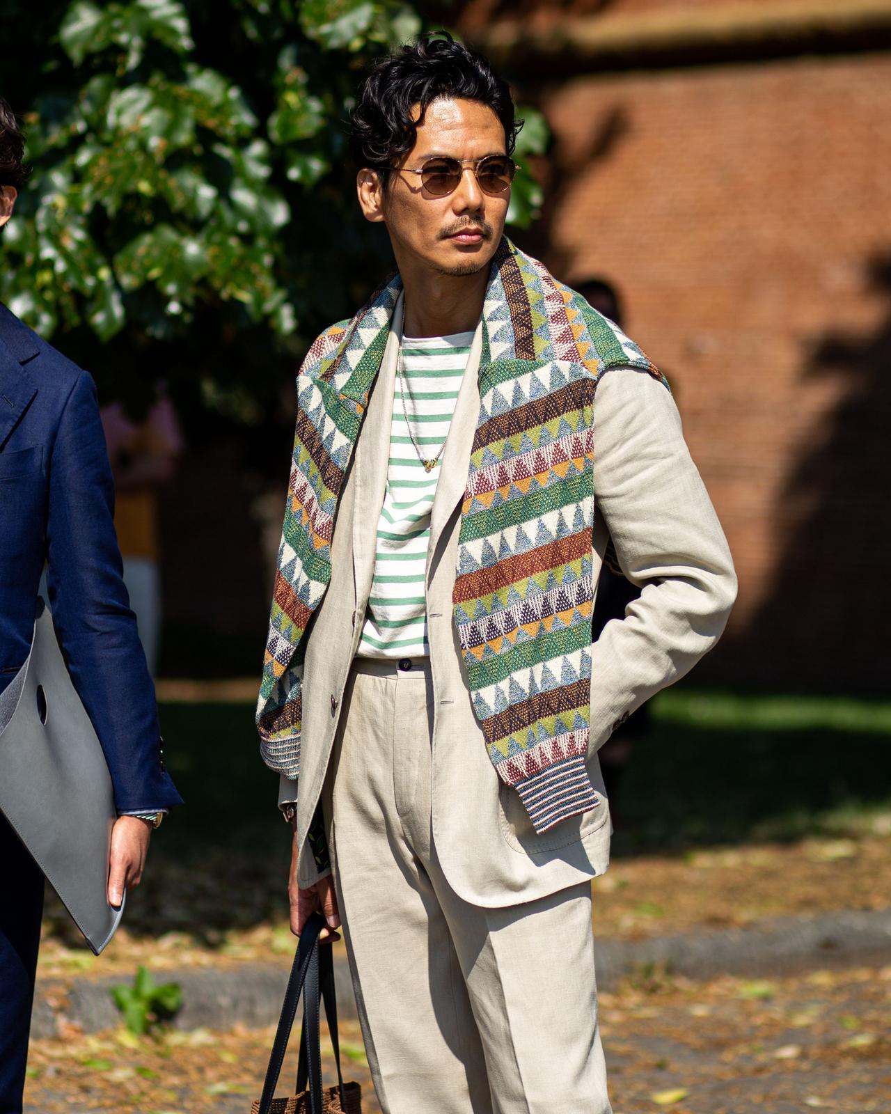 Homme marchant avec un gilet à motifs et une chemise rayée