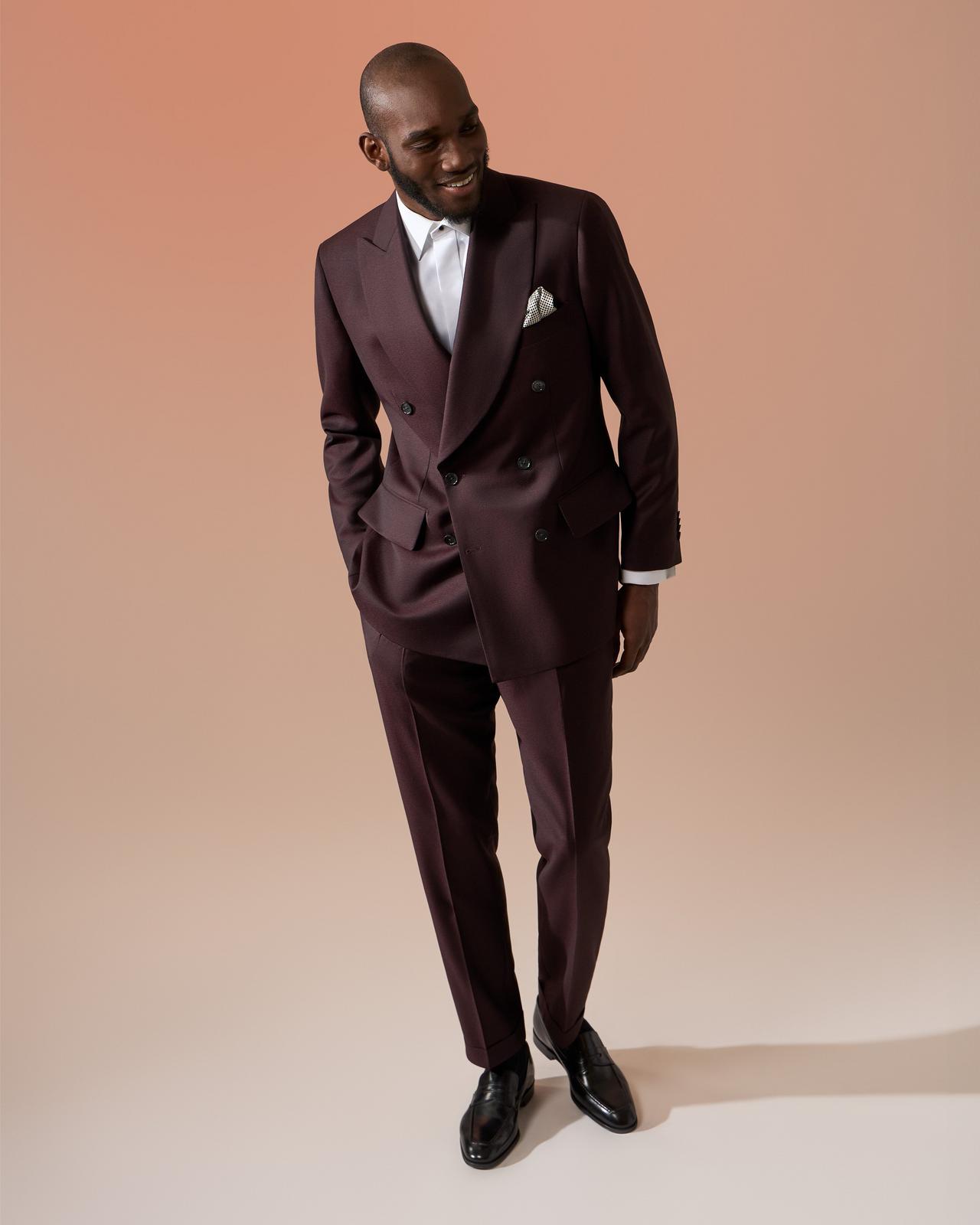 Mannequin homme en costume bordeaux
