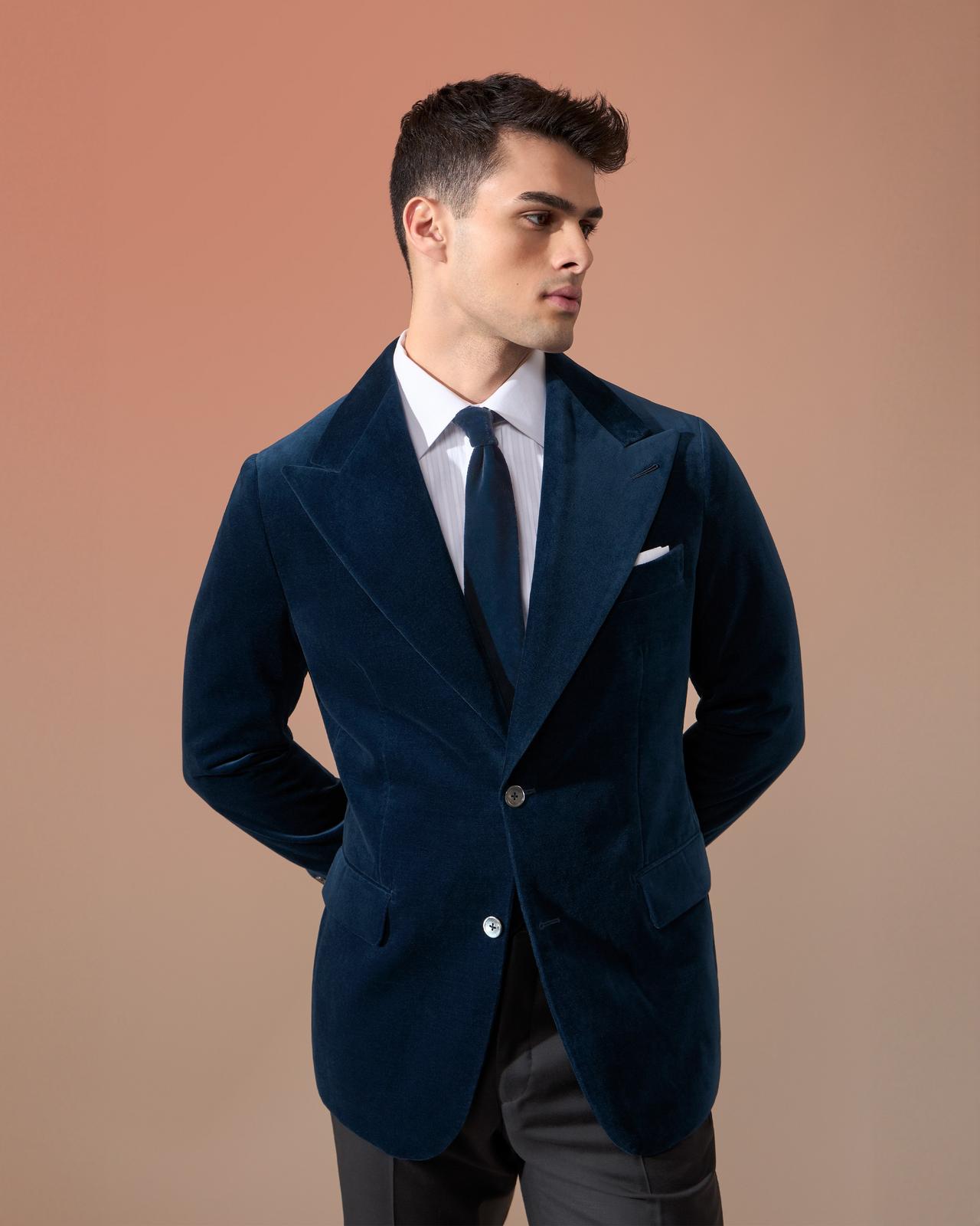 Modèle masculin portant un costume bleu en velours