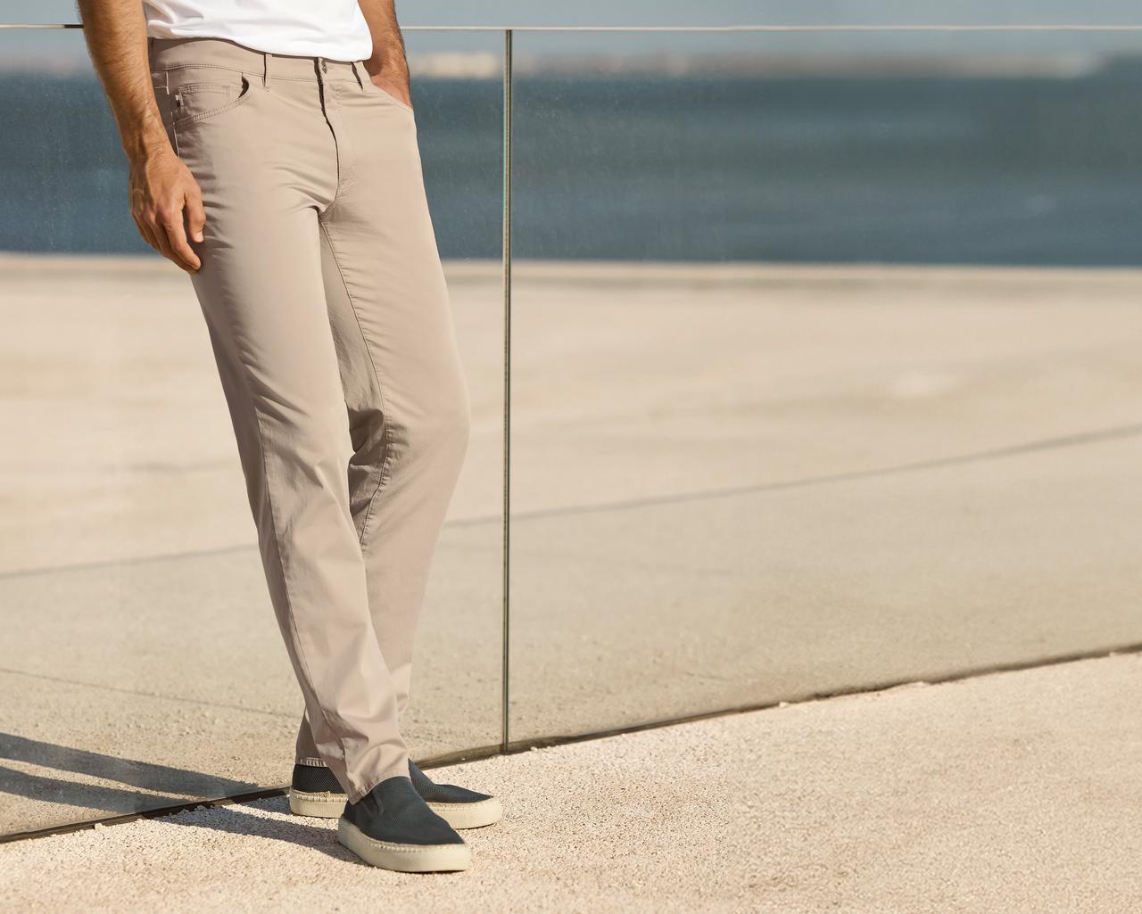 Homme portant pantalons Brax