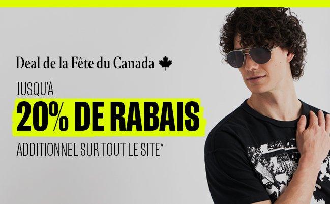 Un mannequin portant un t-shirt noir et des lunettes de soleil signe l'accord de la fête du Canada chez FinalCut par Harry Rosen