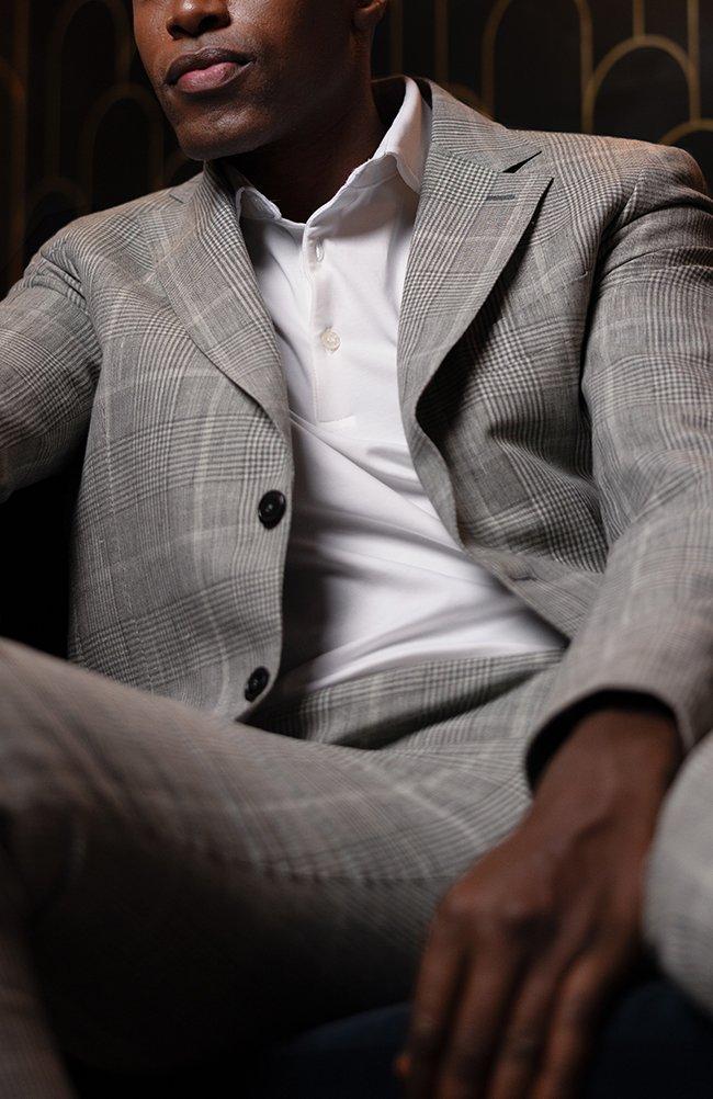 Modèle masculin portant un costume gris, symbolisant la compréhension des codes vestimentaires définissant le style 'business casual' en 2025