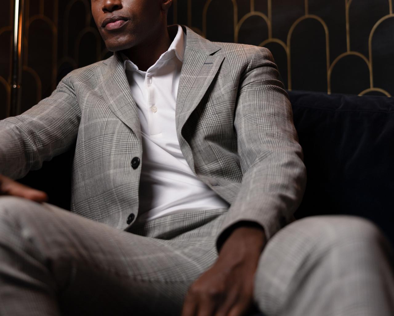 Modèle masculin portant un costume gris, symbolisant la compréhension des codes vestimentaires définissant le style 'business casual' en 2025