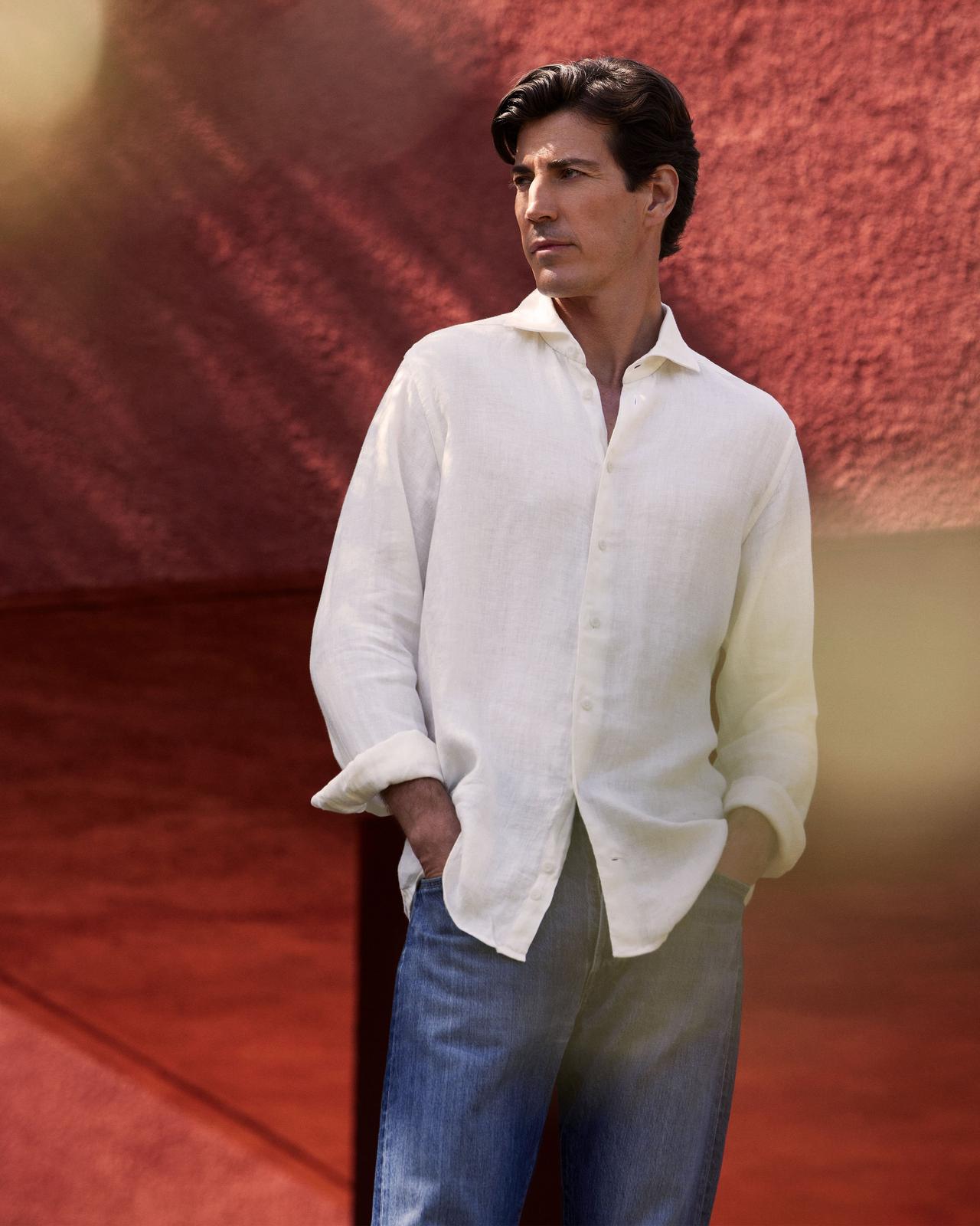 Modèle masculin portant une chemise décontractée Eton représentant le rétablissement du dimanche