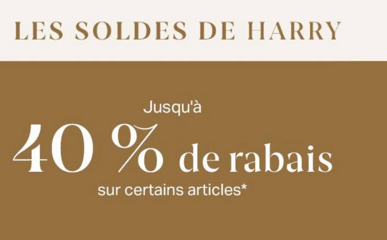 Bannière beige indiquant jusqu'à 40 % de réduction chez Harry Rosen