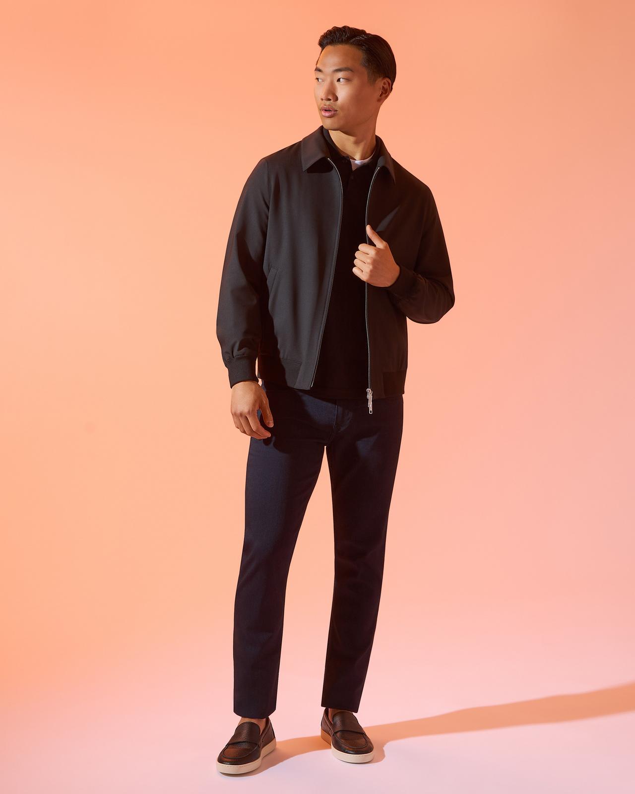 Mannequin homme portant un blouson Harold, un t-shirt Patrick Assaraf et un jean Paige