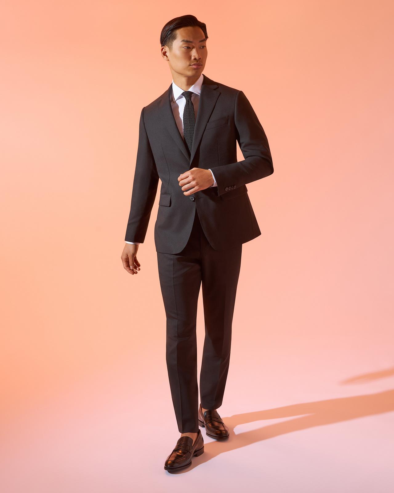 Mannequin homme portant un costume Harold et une cravate Canali