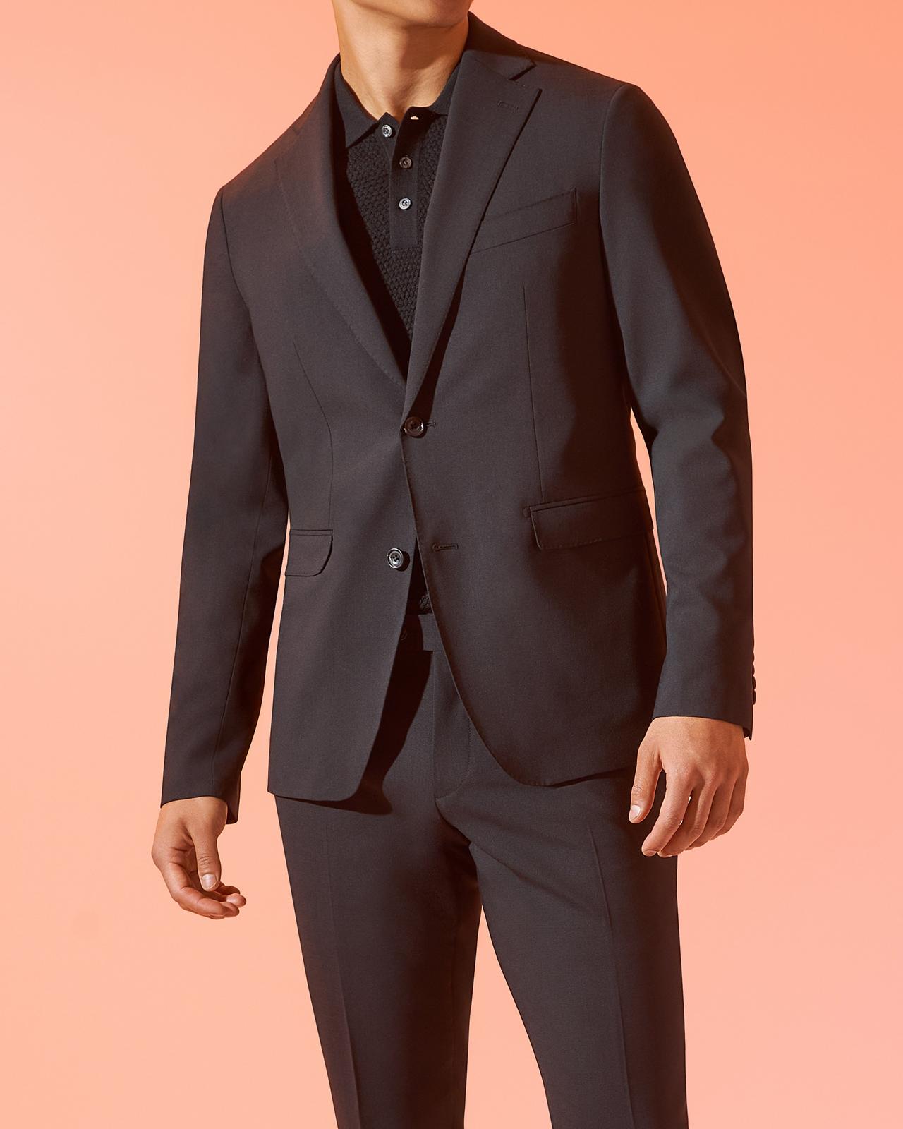 Mannequin homme portant un costume Harold et une cravate Patrick Assaraf.