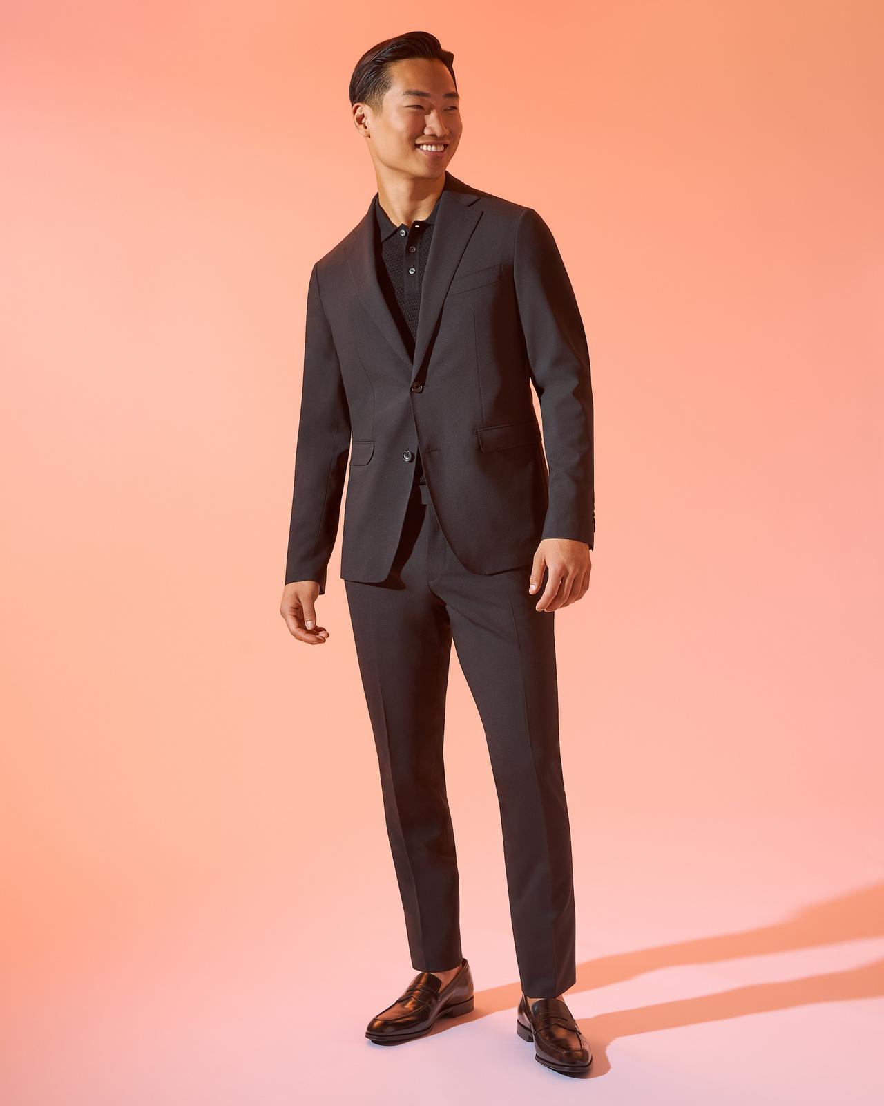 Mannequin homme portant un costume Harold et une cravate Patrick Assaraf