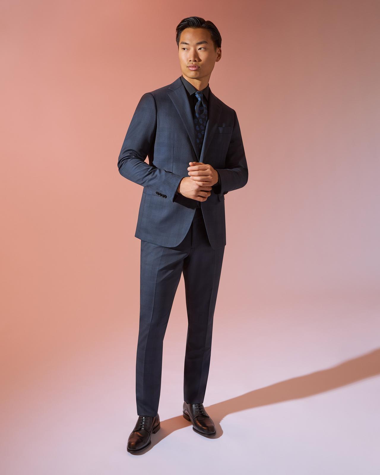 Mannequin homme portant un costume Harold et une cravate Canali