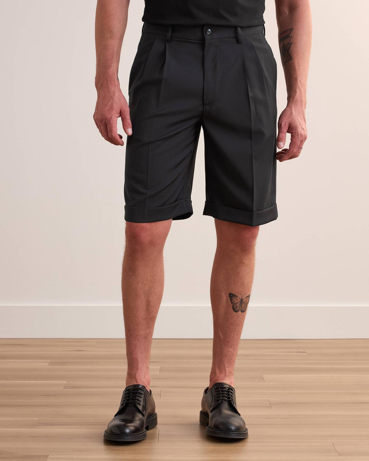 Male model wearing knee length black Barena Venezia shorts