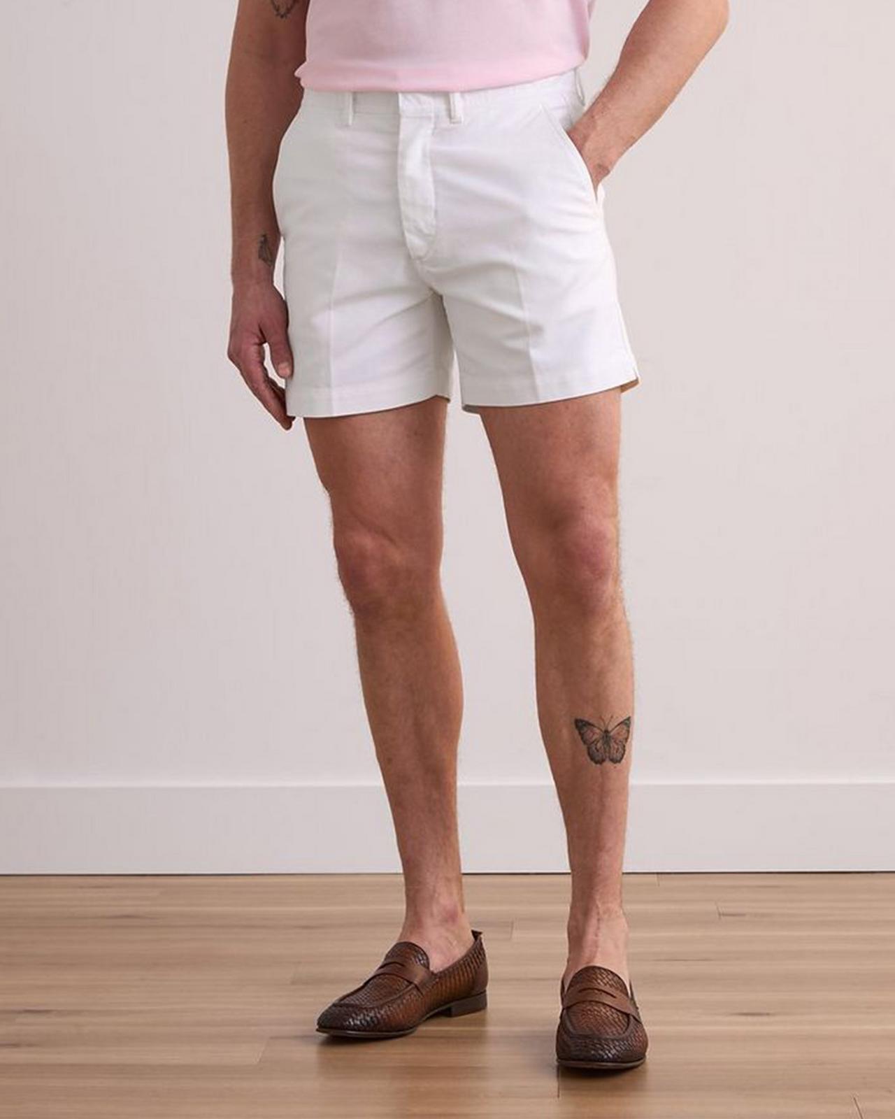Modèle masculin portant un short en satin de coton blanc TOM FORD