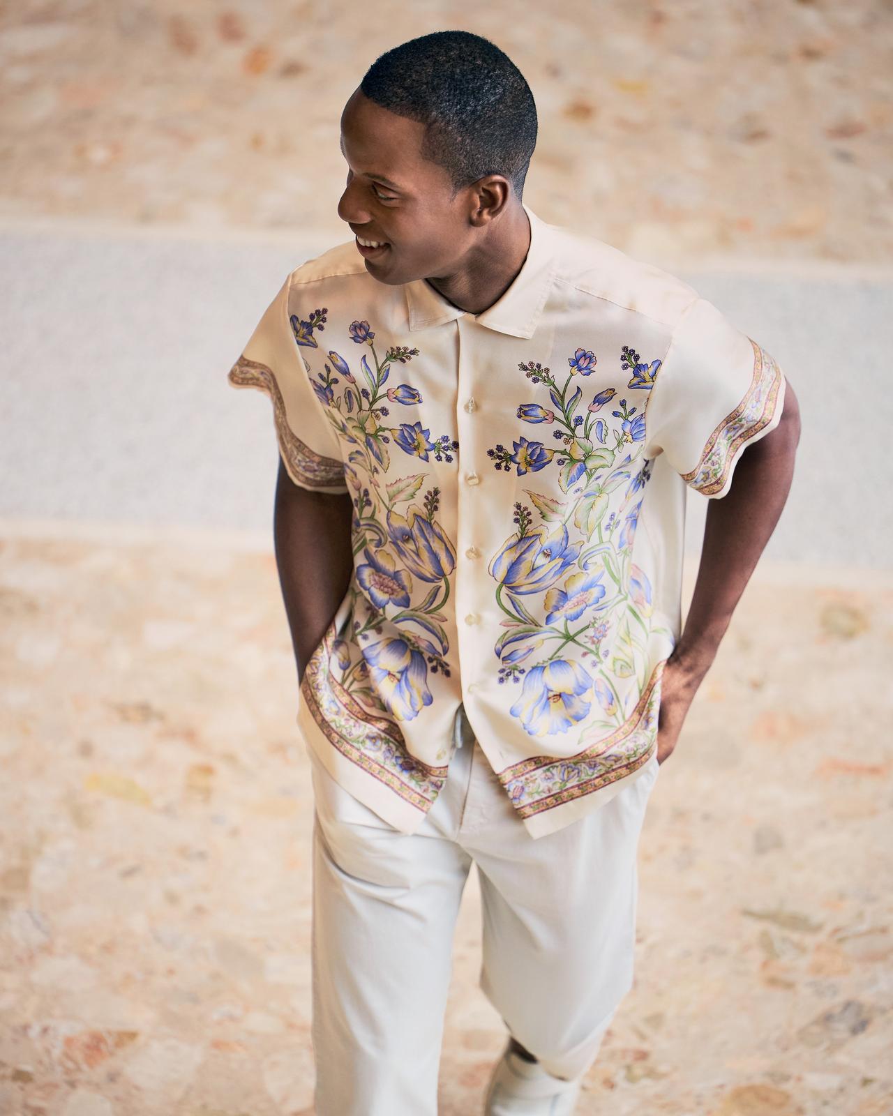 Modèle masculin portant une chemise décontractée violette à fleurs