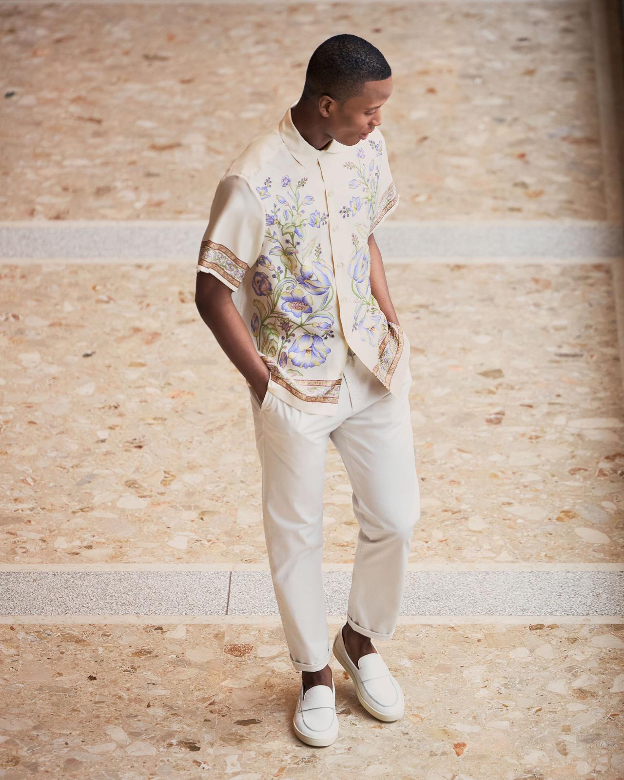Modèle masculin portant une chemise décontractée violette à fleurs